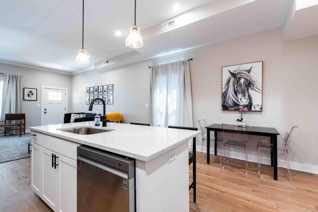 Newly Renovated 3 Bedroom Shelby Park Home **Free Parking** Louisville Eksteriør billede